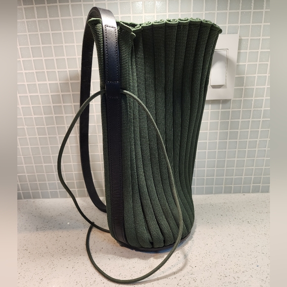 Olive Green Ribbed Crossbody Bag - Picture 6 of 9